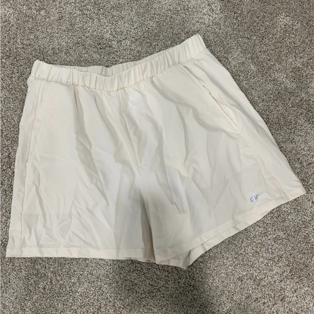 Alo yoga shorts off white/cream medium